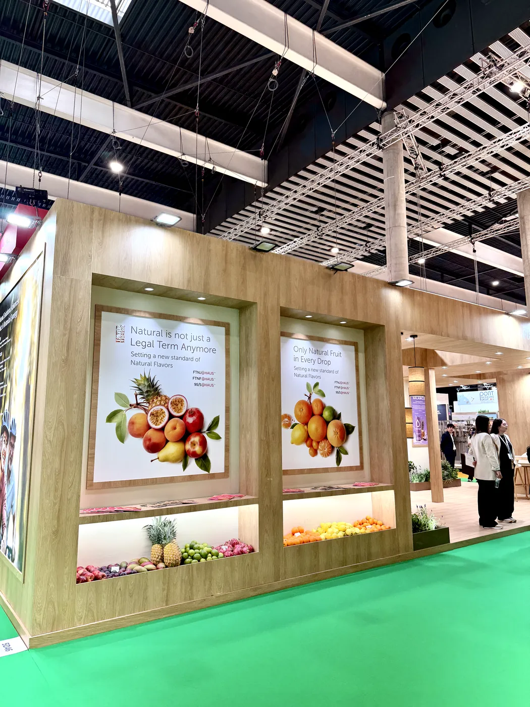 Expositor de producto en un stand diseñado por ROCMA