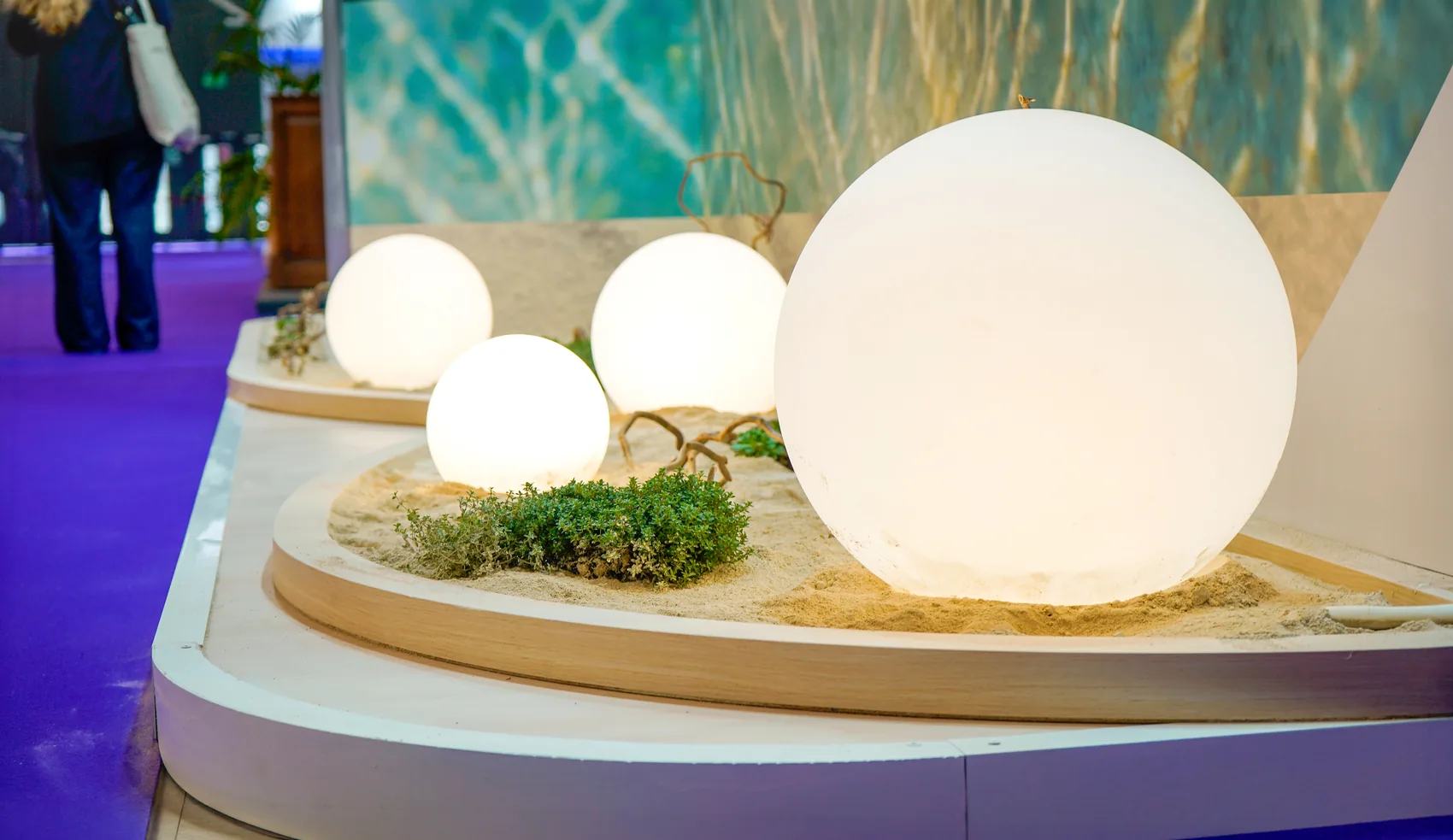 Stand de feria montado por ROCMA — iluminación ambiental con esferas