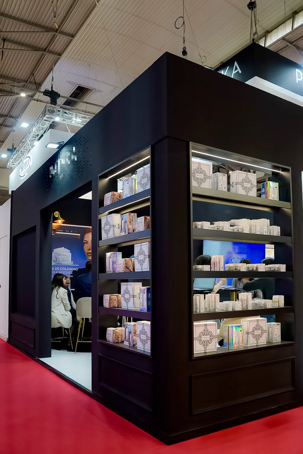 Stand de feria montado por ROCMA — expositor iluminado en tonos oscuros