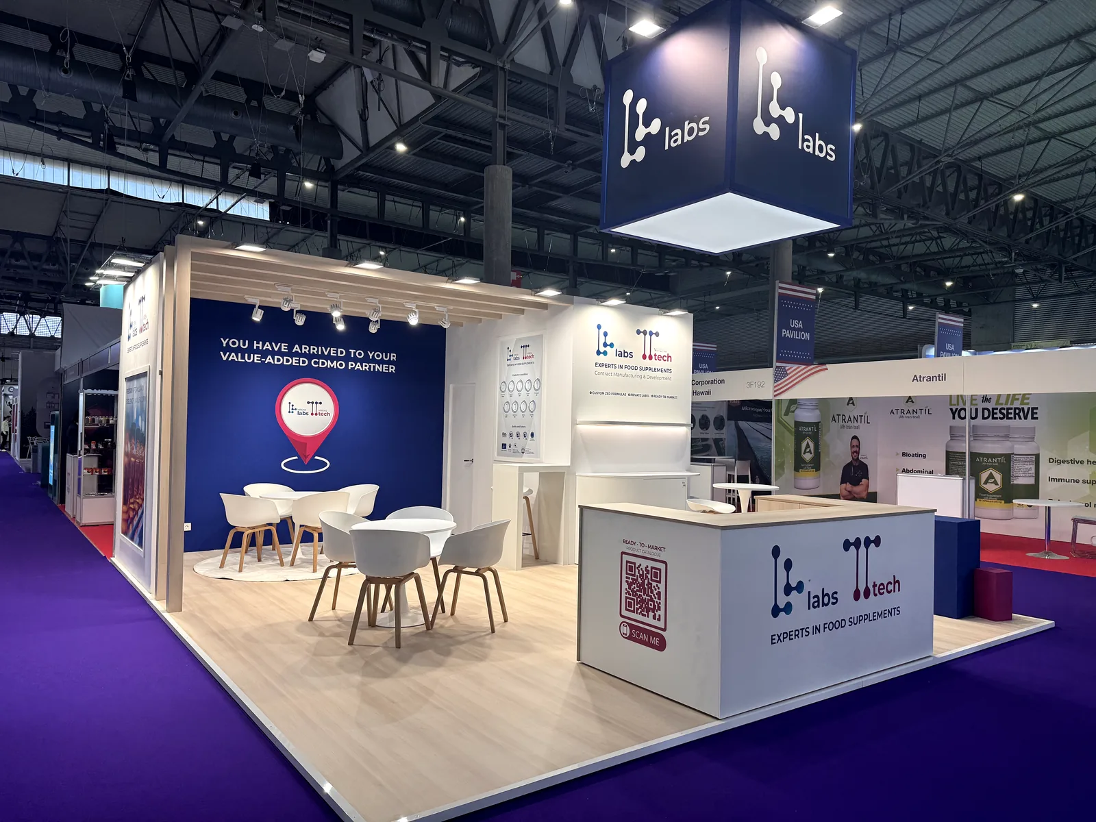 Stand corporativo con zona de reuniones montado por ROCMA