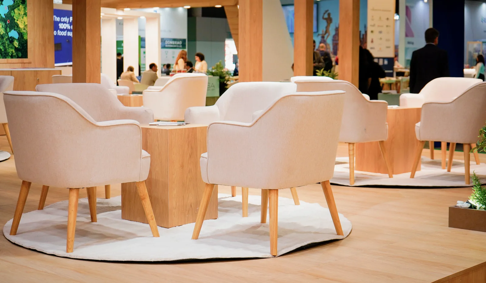 Mobiliario y equipos en alquiler para stands